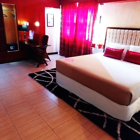 Dulcinea Hotel And Suites Lapu-Lapu City Exterior photo