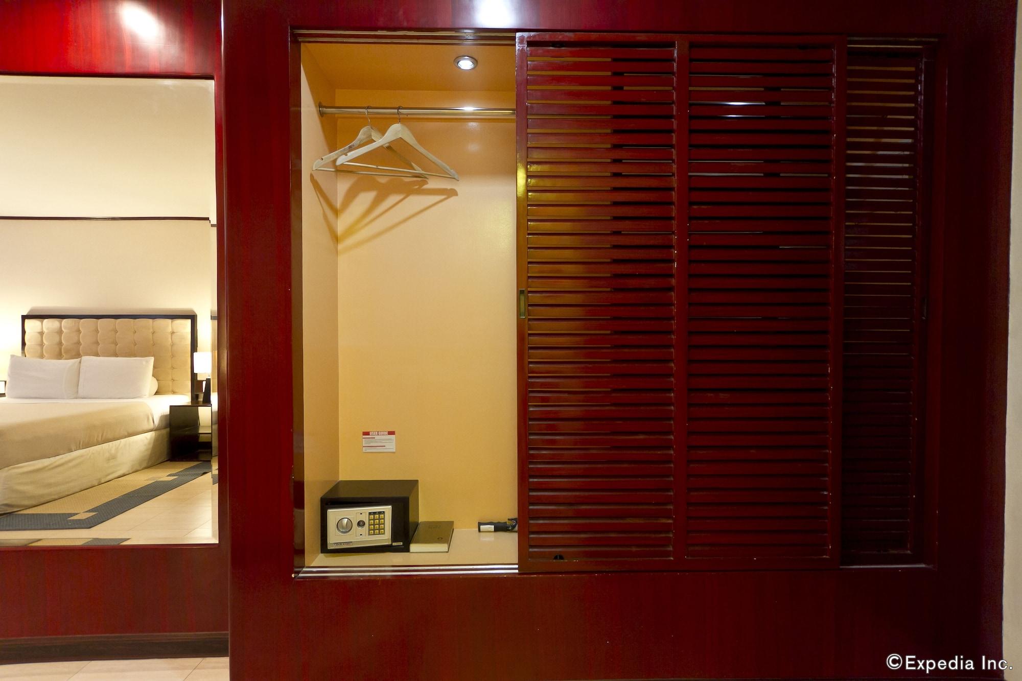 Dulcinea Hotel And Suites Lapu-Lapu City Exterior photo