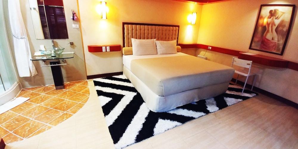 Dulcinea Hotel And Suites Lapu-Lapu City Exterior photo