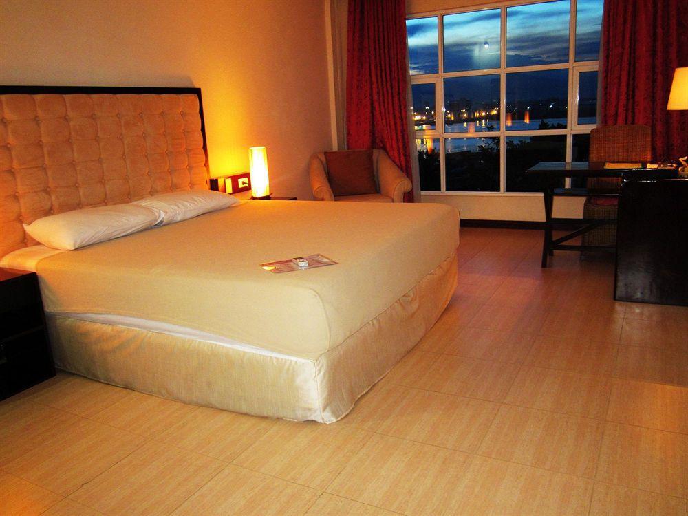 Dulcinea Hotel And Suites Lapu-Lapu City Exterior photo