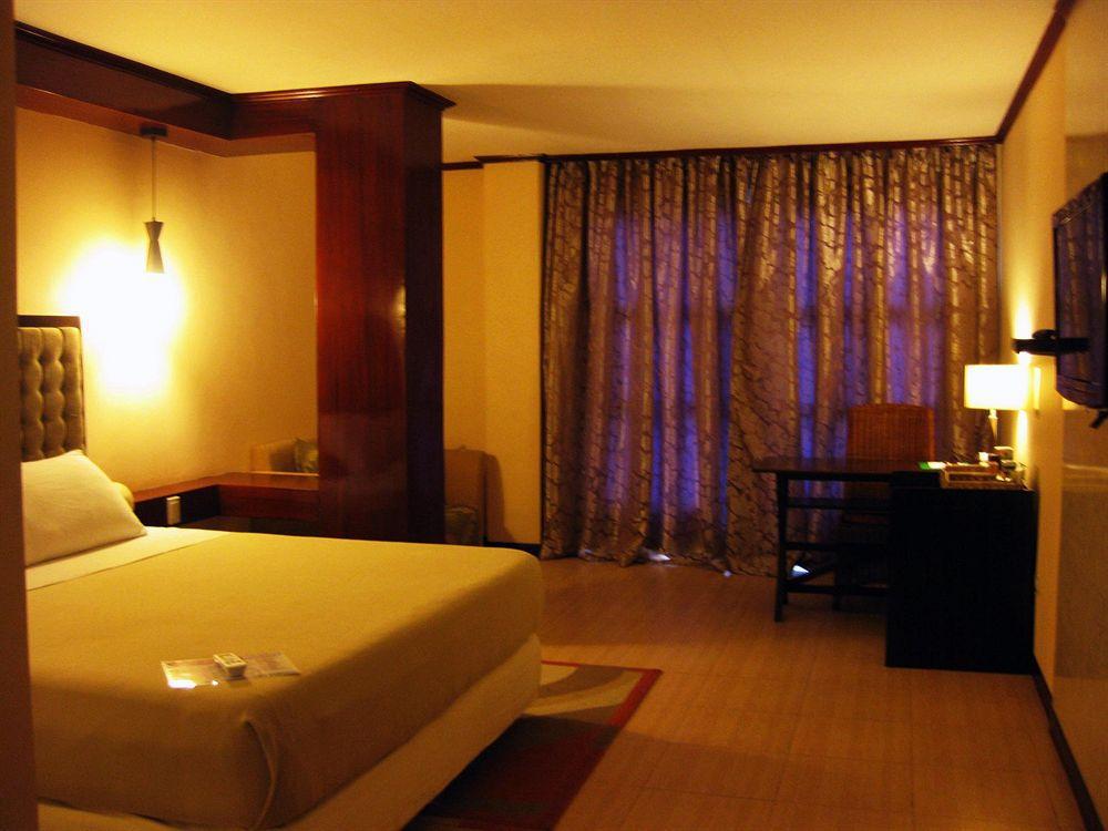 Dulcinea Hotel And Suites Lapu-Lapu City Exterior photo