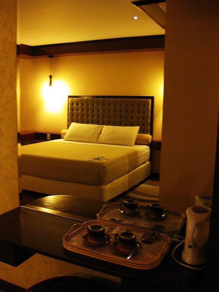 Dulcinea Hotel And Suites Lapu-Lapu City Exterior photo