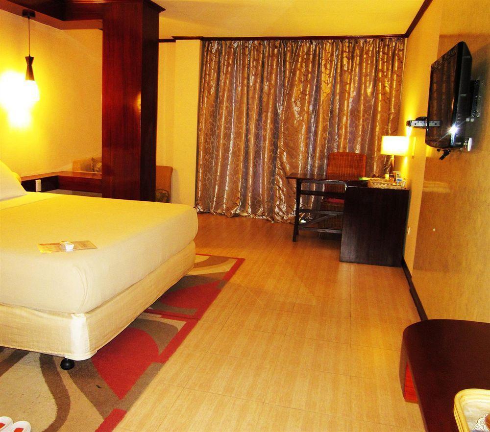 Dulcinea Hotel And Suites Lapu-Lapu City Exterior photo