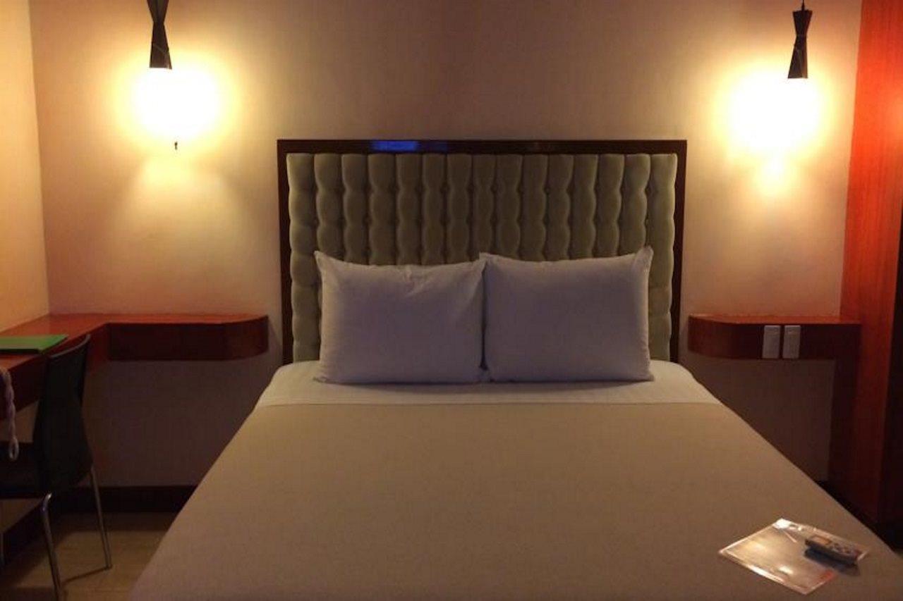 Dulcinea Hotel And Suites Lapu-Lapu City Exterior photo