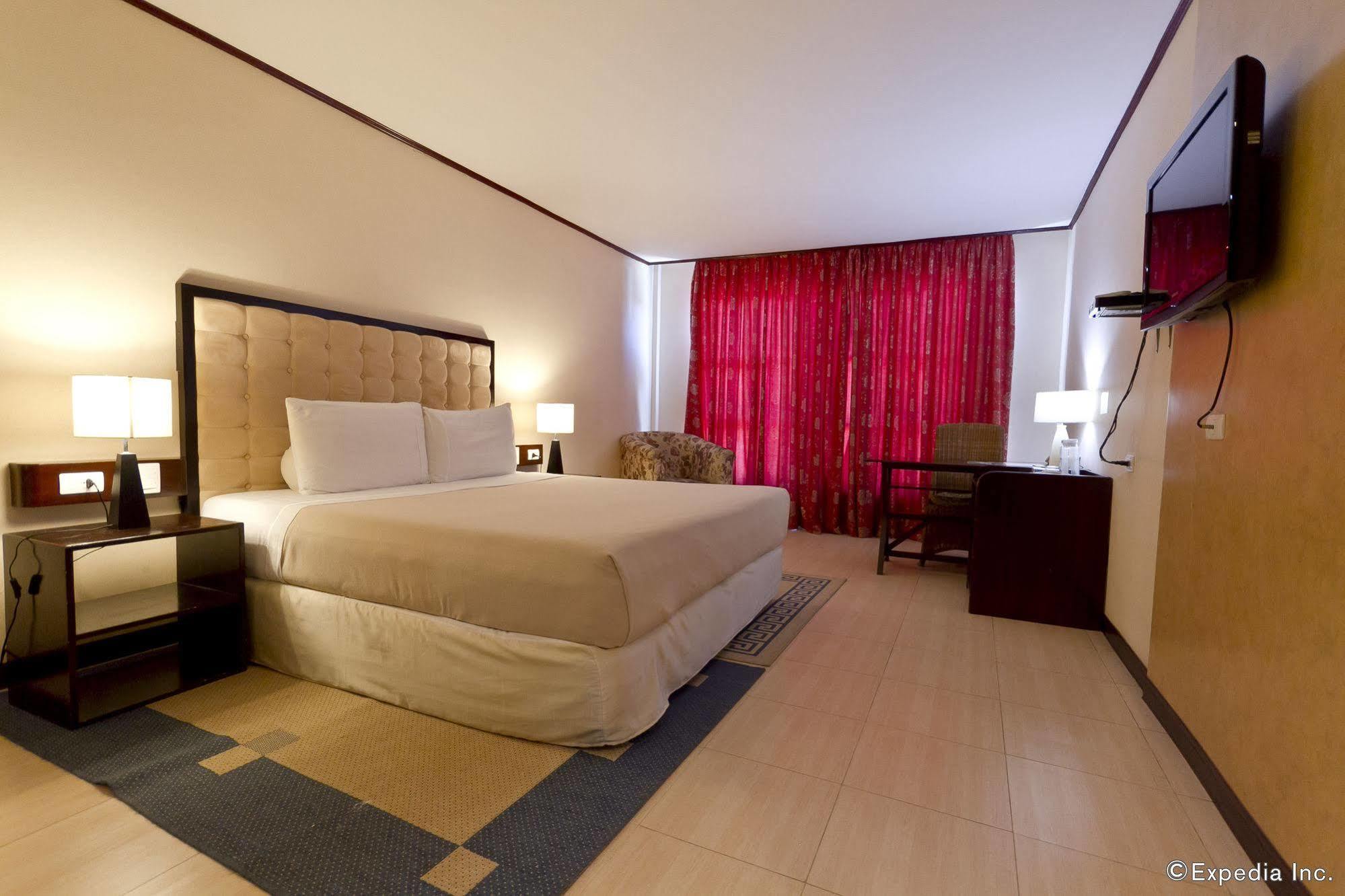 Dulcinea Hotel And Suites Lapu-Lapu City Exterior photo