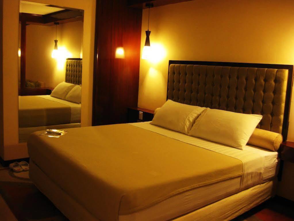 Dulcinea Hotel And Suites Lapu-Lapu City Exterior photo