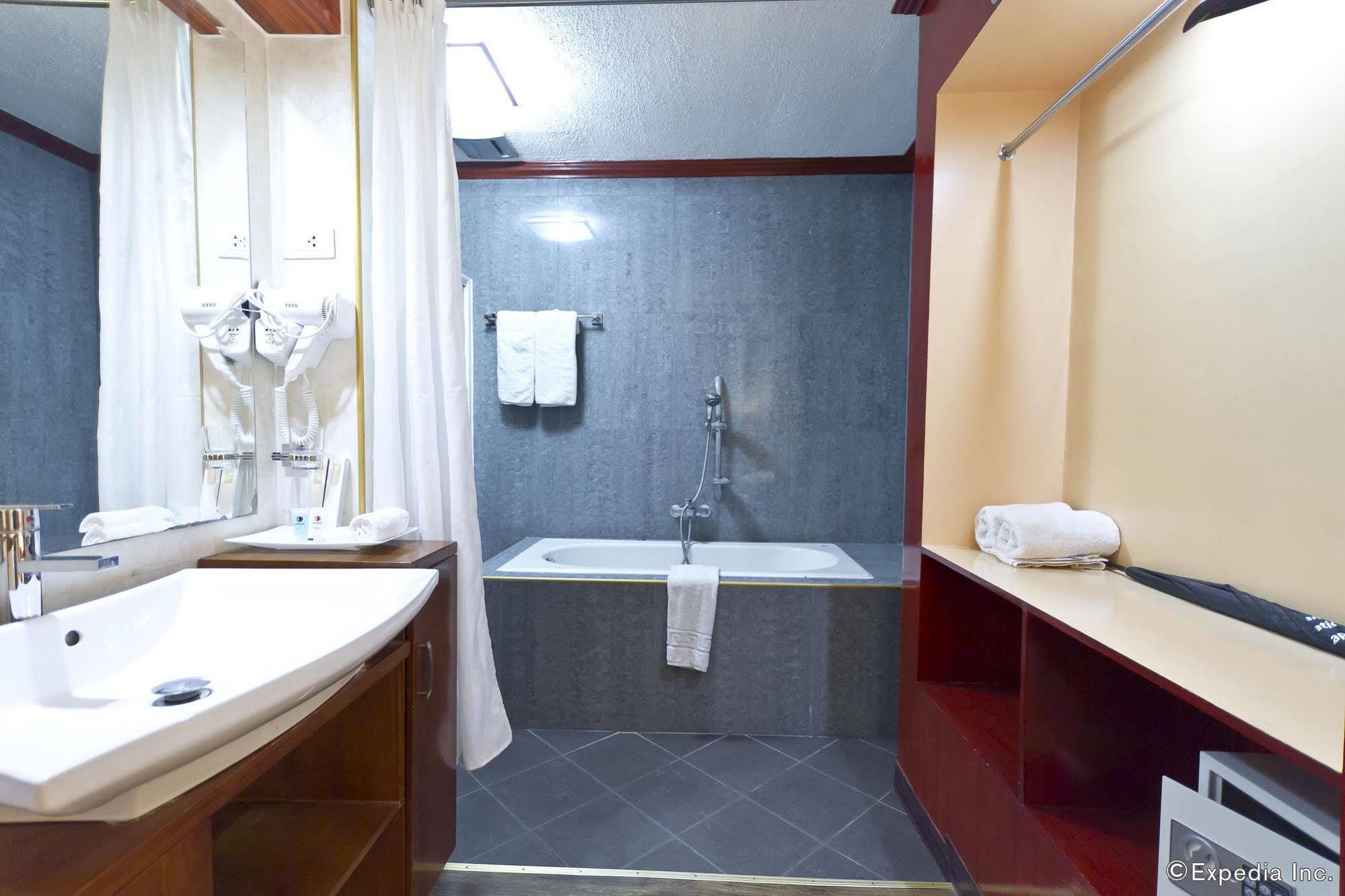 Dulcinea Hotel And Suites Lapu-Lapu City Exterior photo