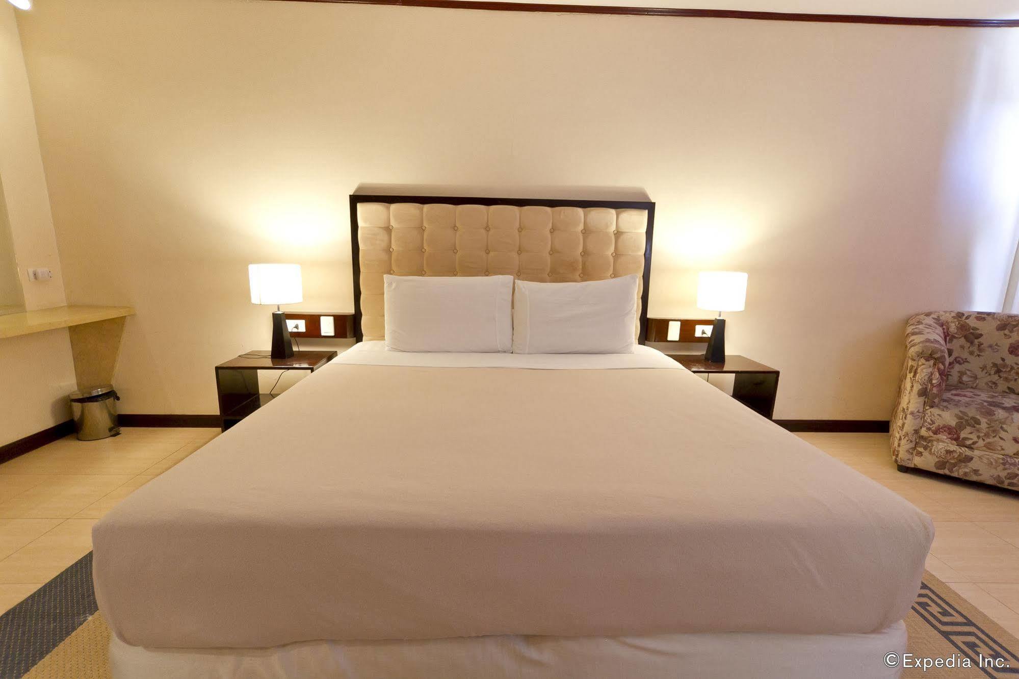 Dulcinea Hotel And Suites Lapu-Lapu City Exterior photo