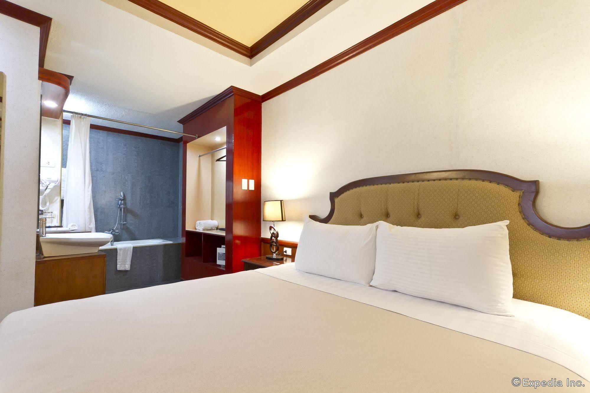 Dulcinea Hotel And Suites Lapu-Lapu City Exterior photo