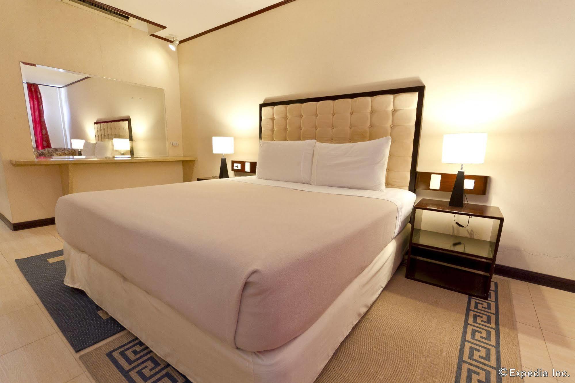 Dulcinea Hotel And Suites Lapu-Lapu City Exterior photo