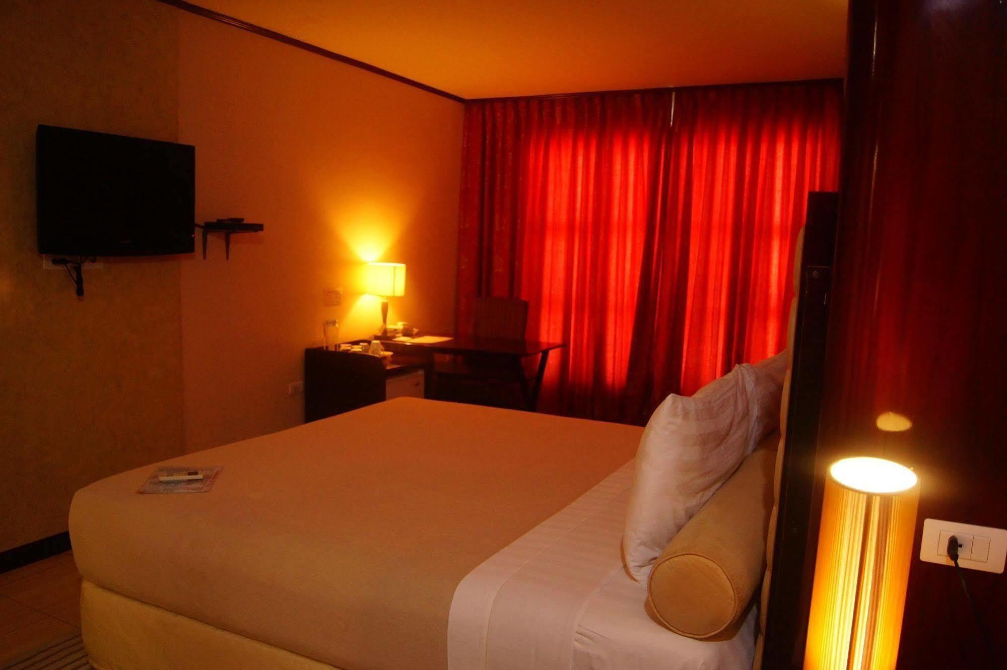 Dulcinea Hotel And Suites Lapu-Lapu City Exterior photo