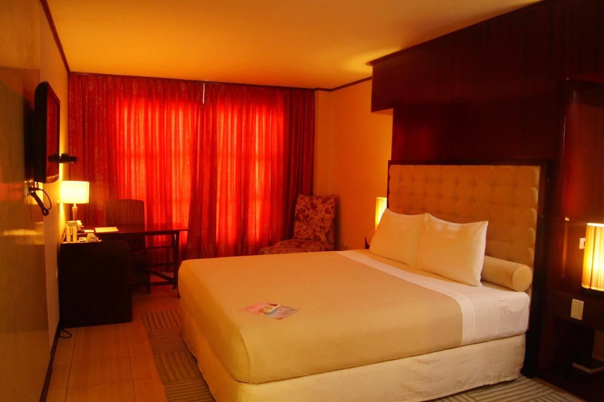 Dulcinea Hotel And Suites Lapu-Lapu City Exterior photo