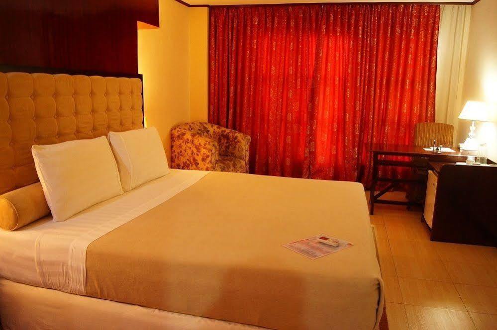 Dulcinea Hotel And Suites Lapu-Lapu City Exterior photo