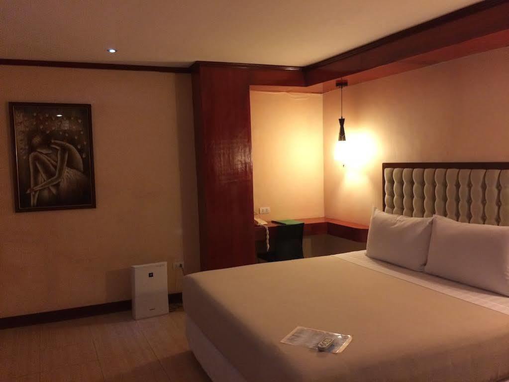 Dulcinea Hotel And Suites Lapu-Lapu City Exterior photo
